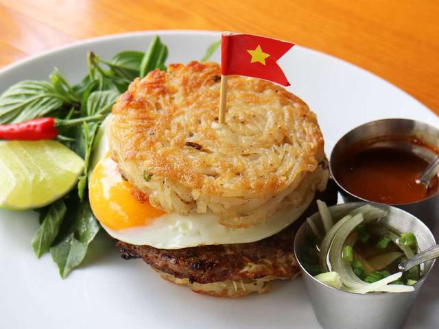 画像: フォーの麺をバンズ代わりにした、「レリッシュ・アンド・ソンズ」の「フォー・バーガー」、15万VND++(税・サービス料別)。ナイフとフォークを使うのがお店のおすすめの食べ方だが、欧米人客たちのように手で持ってかぶりつくのも一興