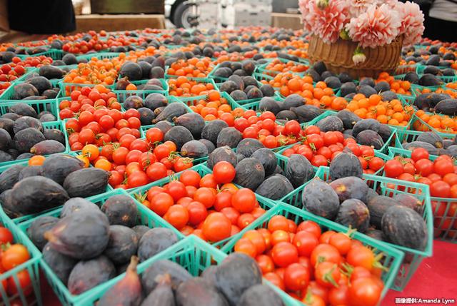 画像: マーケットに並ぶ新鮮な野菜や果物
