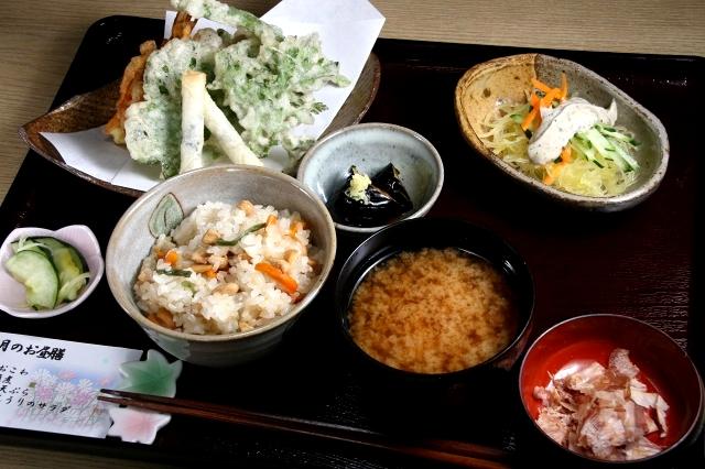 画像: 「季節のお昼膳」。おこわや小鉢など、その時で変わる。今日は大豆の入ったおこわ、小鉢はそうめんうりのサラダ
