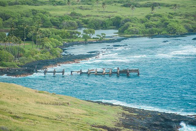 画像: 以前はハワイ島の重要な港だったホヌアポ湾