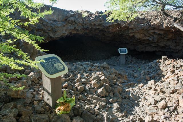 画像: “オーラの洞窟”とも呼ばれる溶岩洞窟の入口
