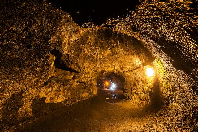 画像: 約500年前にできたとされる溶岩トンネルの内部は神秘的な雰囲気