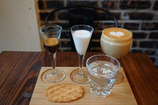 画像: 「Deconstructing a Latte(分解したカフェラテ)」