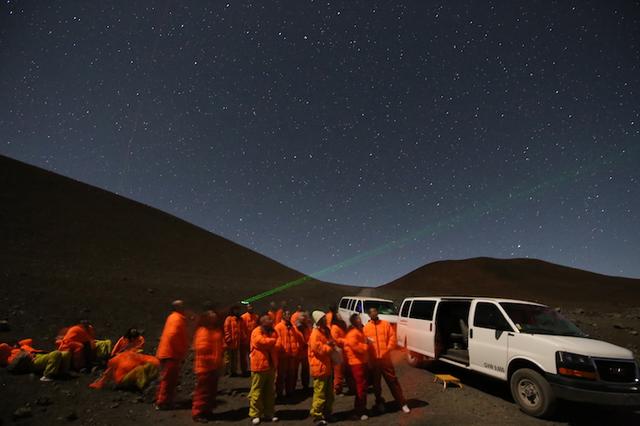 画像: レーザーポインターで星座を解説 写真提供:マサシのネイチャースクール