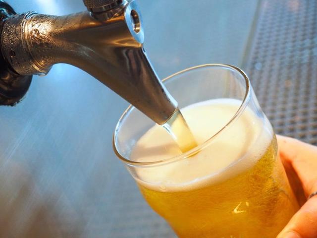 画像: サーバーの上のスクリーンをタッチするとビールの解説が表示される
