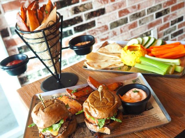 画像: オーナーたちの母国である南米のフレーバーを取り入れた料理も多い