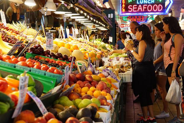 画像: 色とりどりな果物や野菜が店先に並ぶ 写真提供:shutterstock
