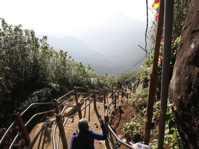 画像: 下山ルートは美しい山々が眼前に広がる