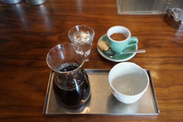 画像: 「Side by Side」は抽出方による味の違いを楽しむことができる。ボアオーバーによるコーヒー(写真手前)とエスプレッソ(写真奥)