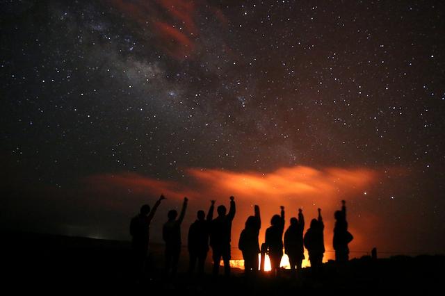 画像: 火山の噴火口と星空のコラボレーション 写真提供:マサシのネイチャースクール