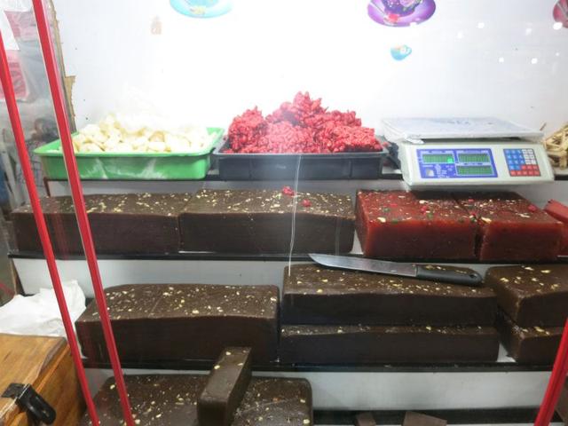 画像: 下山ルートに数多くあるドドルというお菓子の店。しっかりとした食感で甘みが強く、スリランカの羊羹みたいなもの