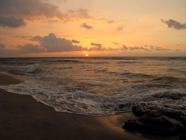画像: コナは、夕陽の美しい場所。冬の季節には、浜辺から回遊するザトウクジラが見えます