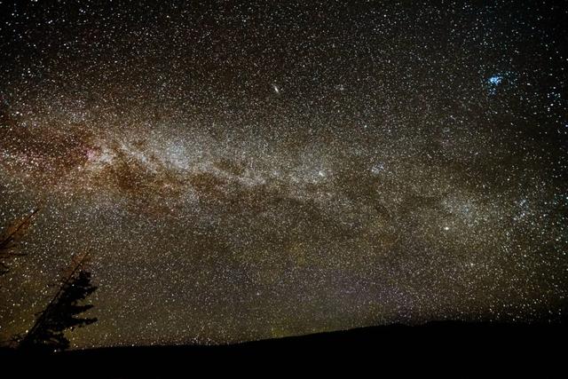 画像: 山麓での星空観賞。月明かりの影響が少ない新月の頃がおすすめ