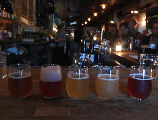 画像: 面白いネーミングのビールを少しずつ飲み比べるのも楽しい