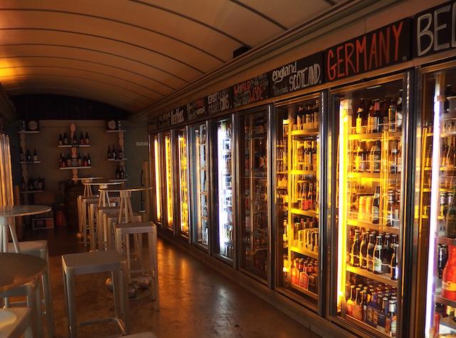 画像: 店の奥に並ぶおびただしいビールセレクション