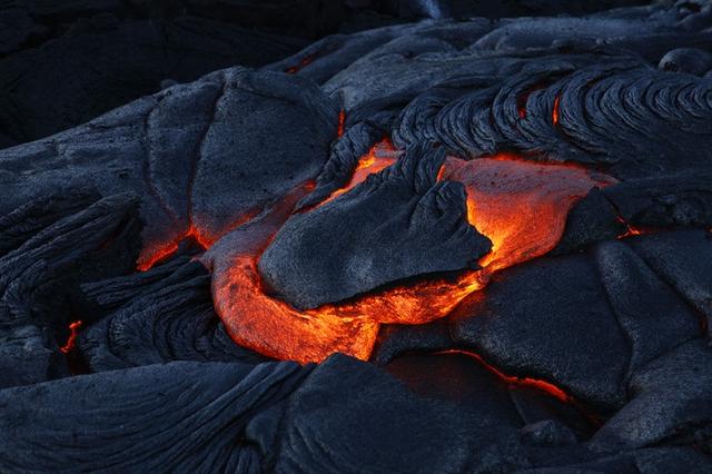 画像: 「キラウエア火山のトロトロ溶岩は見る価値がある」(30代男性)