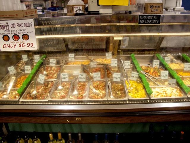 画像: いろんな種類のポケがずらっと並ぶ。毎日食べても食べきれない