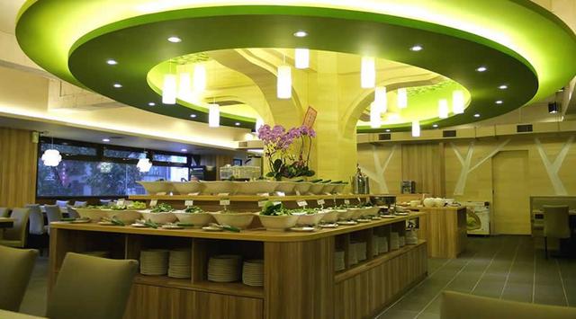 画像: 明るいグリーンベースの店内