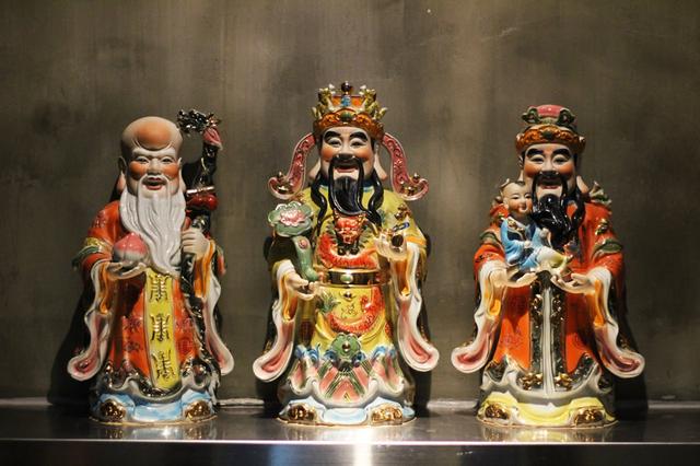 画像: 店の入り口に飾られた3体のオブジェ。「Fu(繁栄)」「Lu(地位)」「Shou(長寿)」を司っている