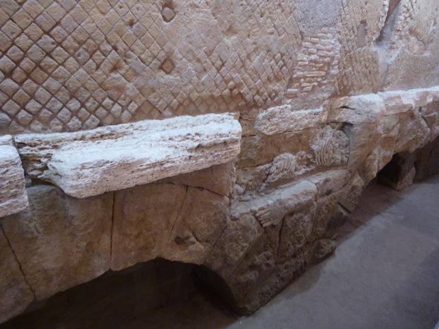 画像: リナシェンテの地下で公開されているローマ時代の水道橋