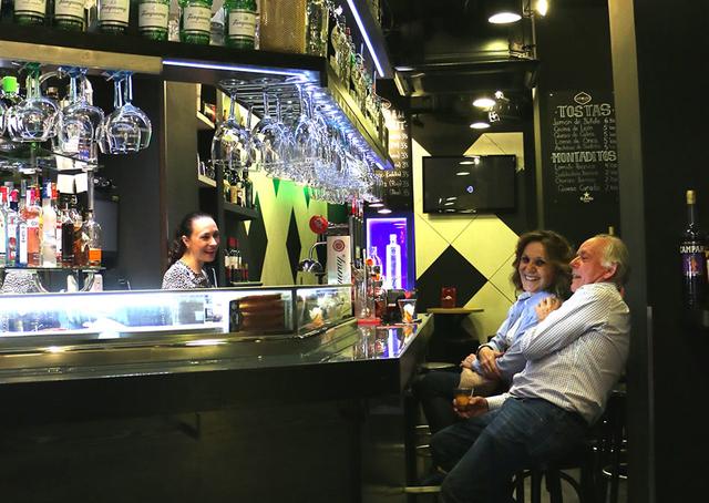 画像: カウンターに座って、会話を楽しむのもバル巡りの醍醐味のひとつ。この店は深夜になるとカクテルバーに変わるので、食前ならベルムー、締めの一杯ならカクテルを、それぞれ味わってみてください。