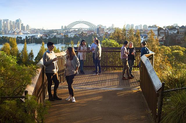 画像: オペラハウスが眺められる展望台で食前酒を楽しむ © Taronga Zoo
