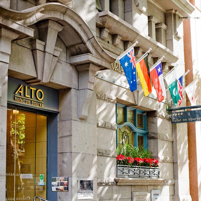 画像: 歴史的な19世紀の建物をそのまま利用した外観 © Alto Hotel on Bourke