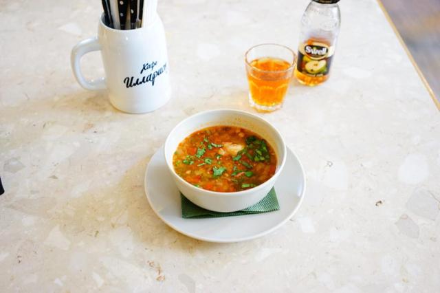 画像: グルジア料理を提供するカフェ・イルラリオンの「ハルチョー(酸味の効いた牛肉のスープ)」