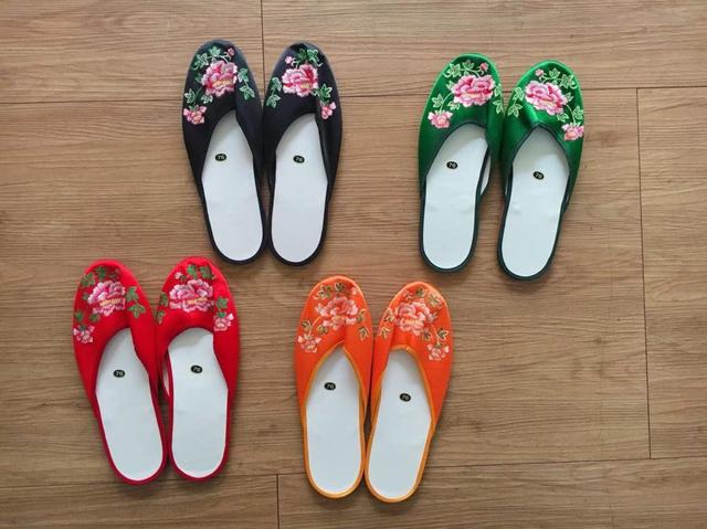 画像1: 好みの一足を宝の山から探し出す。「手工繍花鞋」で女性へのギフトを見つけよう