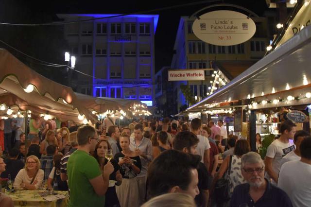 画像: バーデン=ヴュルテンベルク州の州都シュトゥットガルトで行われる大規模なワイン祭『Stuttgarter Weindorf』の様子