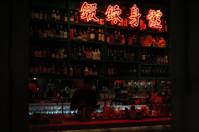 画像: 赤い照明に包まれた店内でひときわ目を惹くネオンライト