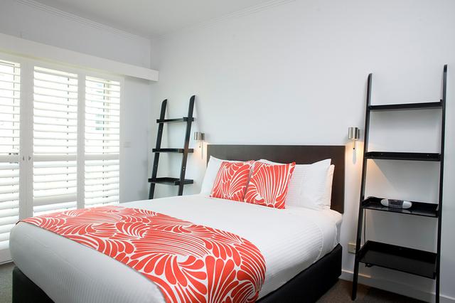 画像: シンプルで心地よいベッドルーム © Alto Hotel on Bourke