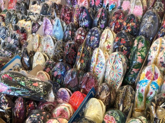 画像3: 好みの一足を宝の山から探し出す。「手工繍花鞋」で女性へのギフトを見つけよう