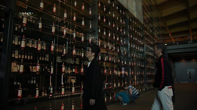 画像: マッカラン蒸留所で過去につくられたウイスキーのボトルが数メートルの高さまで展示されている (C)2018, Condé Nast Japan & WOWOW Inc.