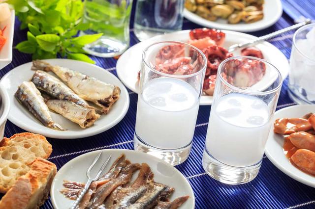 画像: 地中海のおいしい魚介類をつかった小皿料理などとともにいただく