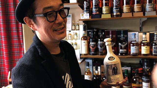 画像: チャールズ王子がカミラ夫人と再婚した際につくられた記念ボトルを見つけて衝動買いするリリーさん (C)2018, Condé Nast Japan & WOWOW Inc.