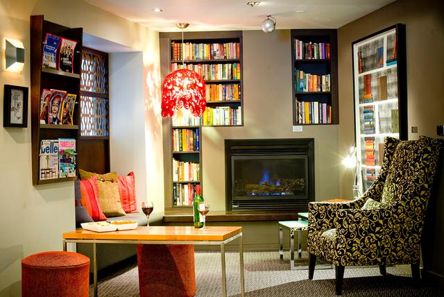 画像: ゲストがきままに寛げる読書スペース © Alto Hotel on Bourke