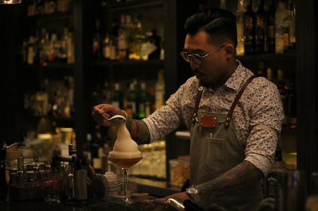 画像: 泡状・粒状のアールグレイが印象的な、不動の看板メニュー「Earl Grey Caviar Martini」