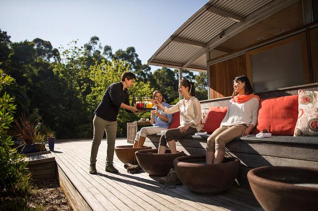 画像: 歩き疲れた後は、フット・スパでリラックス © Australian Walking Company