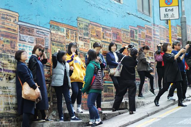 画像: 店周辺は、壁画アートの撮影スポットとして人気を集めている