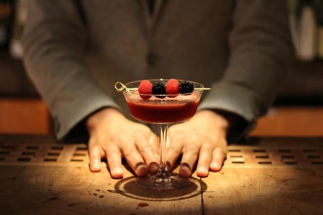 画像: ジンをベースに、木苺や柚子、イタリアのスパークリングワインを使った「Berrylicious」というカクテル