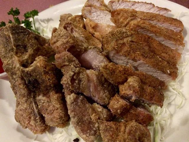 画像: 本田さんお気に入りの店「Side Street Inn(サイド・ストリート・イン)」のポークチョップ。ボリューム満点