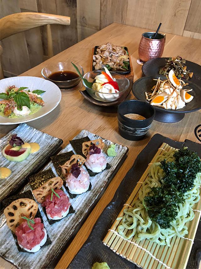画像: 2018年にオープンした『Zigu』はハワイ素材を活かした創作和食が大人気。