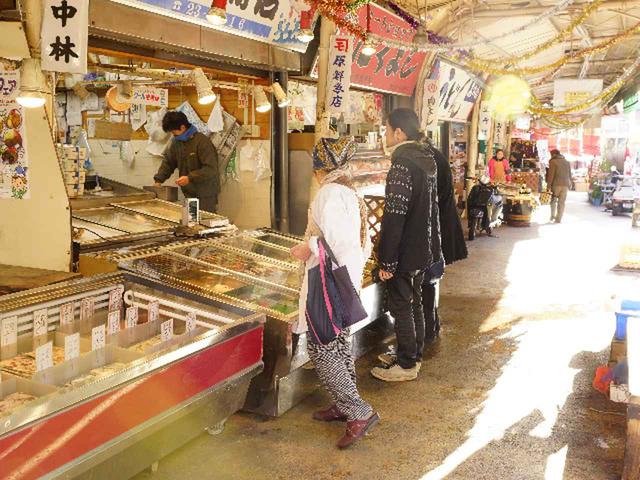 画像: 16:00 食べ歩きが楽しめる戸尾市場街・とんねる横丁へ