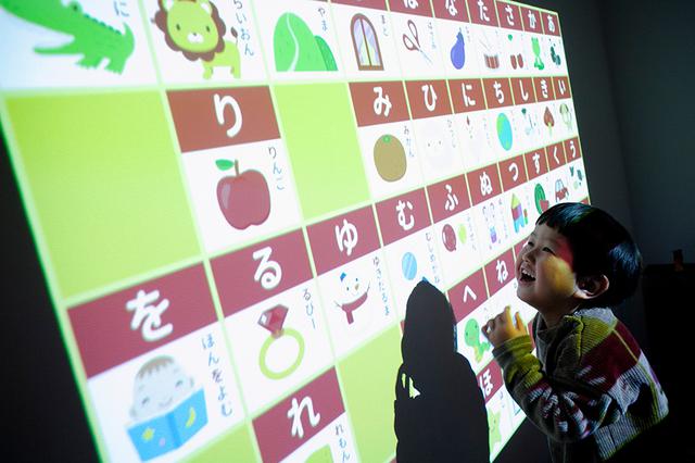 画像: 「あいうえお」「アルファベット」などを、大きく壁に表示できる学習ポスター