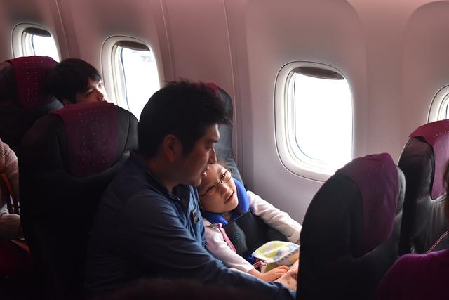 画像: 久しぶりの飛行機旅行でワクワク!佐藤さんのご家族にとっては3人の子どもを連れての飛行機旅行も1つのチャレンジだった