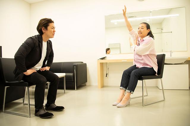 画像: 機内では、やりたいけどなかなかやれないポーズ。