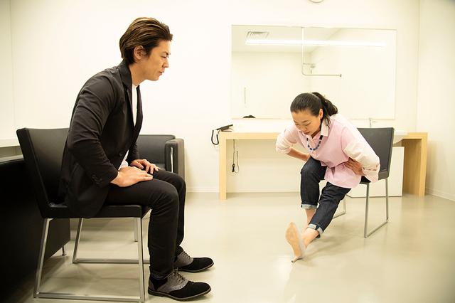 画像: 長時間のフライトで、足がだるくなるのを防ぐ簡単ストレッチ。