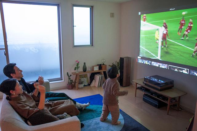 画像: DAZNのサッカー中継を大画面で見ると臨場感がすごい