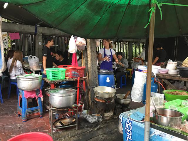 画像: バンコクで訪れた屋台。「屋台料理 × ワイン」も意外におすすめ